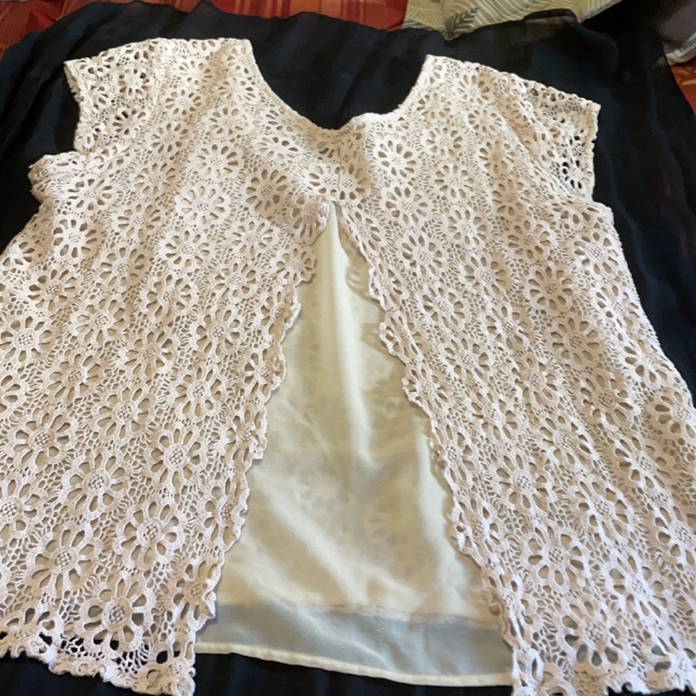 Neiman Marcus Cotton Lace blouse XL, split back